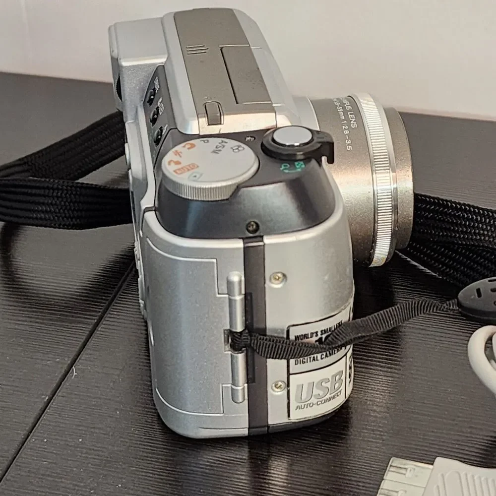 Olympus Camedia C-700 Ultra Zoom 2.1MP Digital‎ Camera For Parts Only